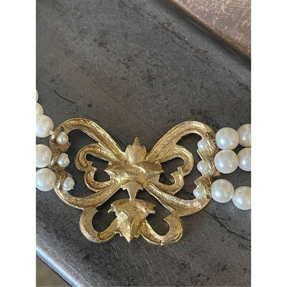 Vintage Avon Three Strand Faux Pearl Butterfly Choker Necklace 14-17” Book Piece - Picture 5 of 8